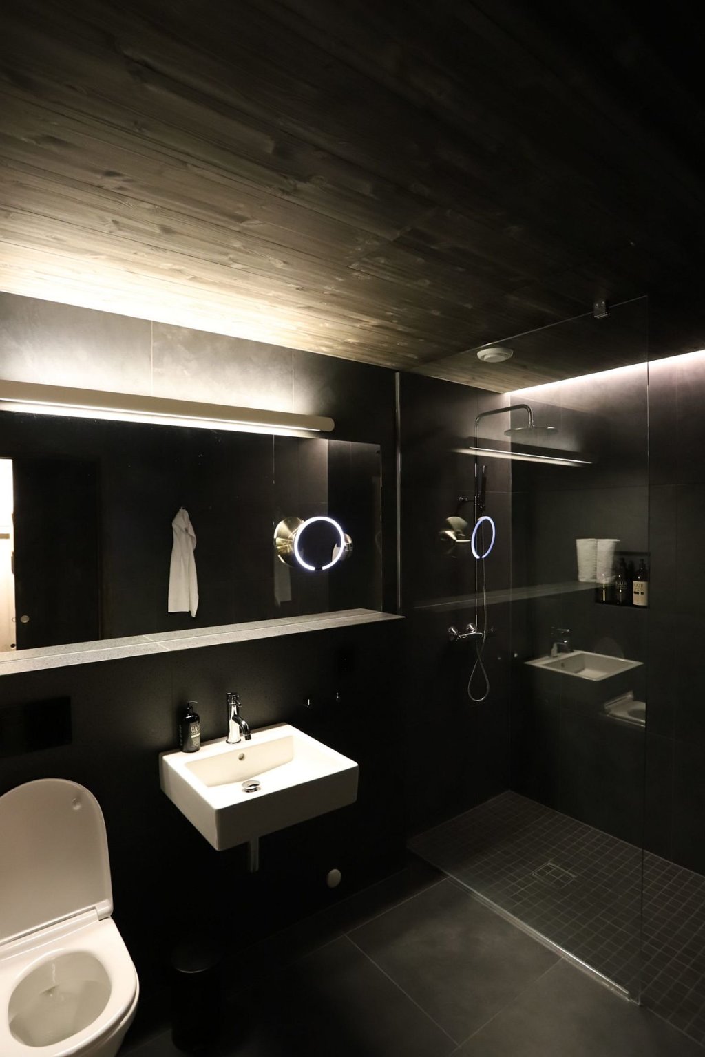 Phòng tắm khách sạn kết hợp giữa phong cách hiện đại và đơn giản của vùng Scandinavian, với sắc đen huyền bí chủ đạo.