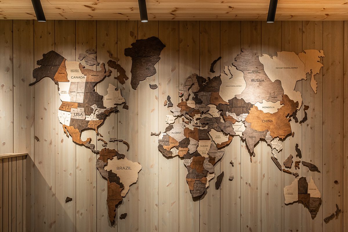 Bản đồ thế giới bằng gỗ ghép trở thành tâm điểm hút mắt ở hành lang khách sạn.