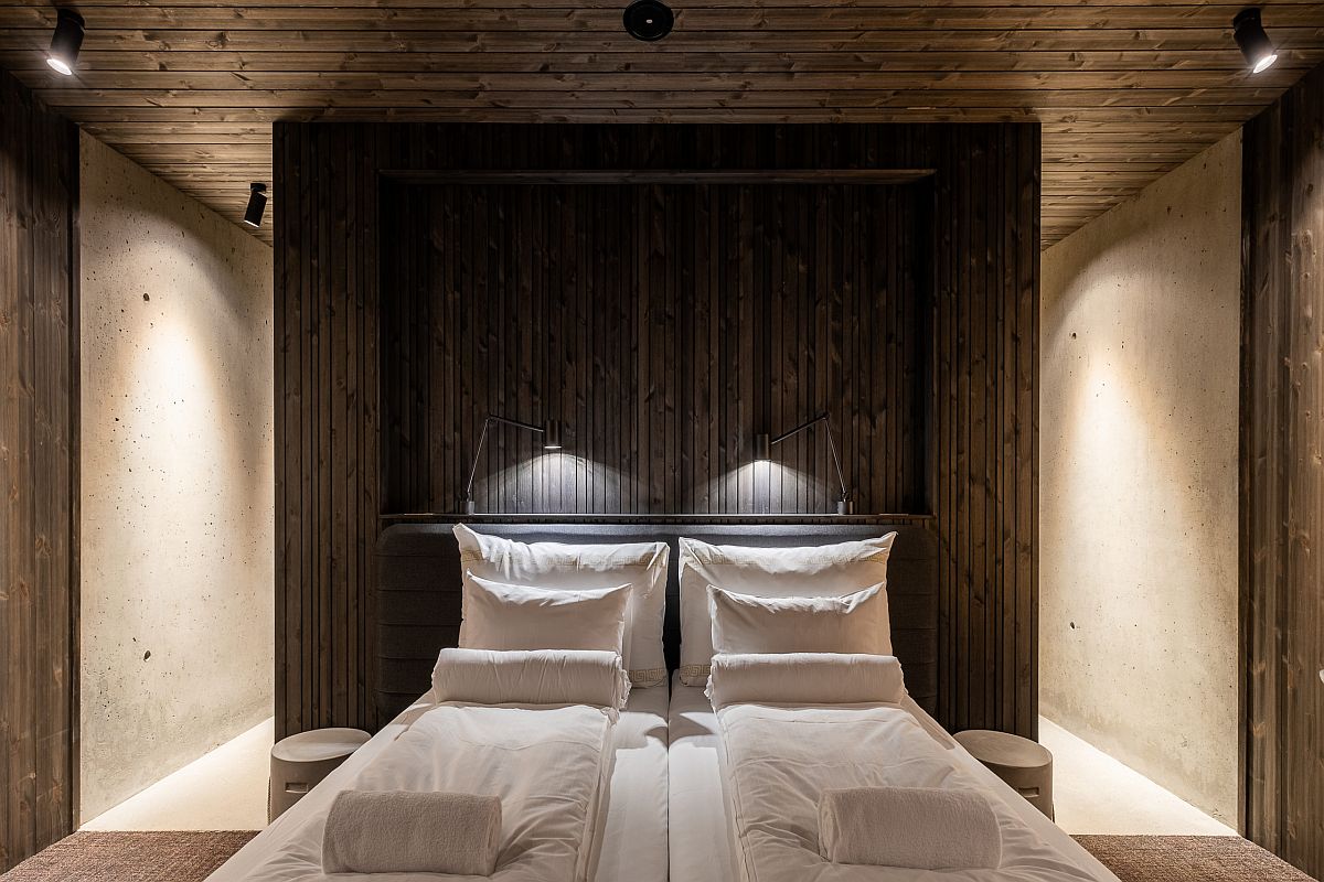 Bên trong các phòng ngủ khách sạn, hầu hết nội thất được làm bằng chất liệu gỗ tối màu, tạo sự tương phản thú vị với ga gối màu trắng thuần khiết.