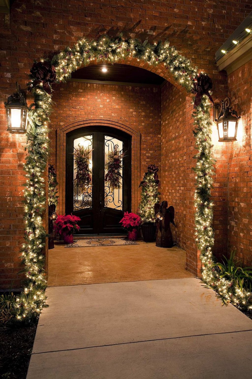 Ý tưởng trang trí lối vào rực rỡ ánh đèn để đón một Giáng sinh huyền diệu.