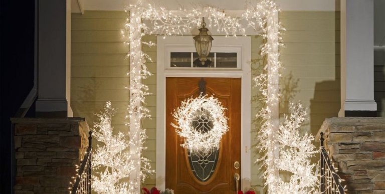 Đèn LED ánh sáng trắng mang đến vẻ ngoạn mục, ấn tượng cho lối vào nhà.