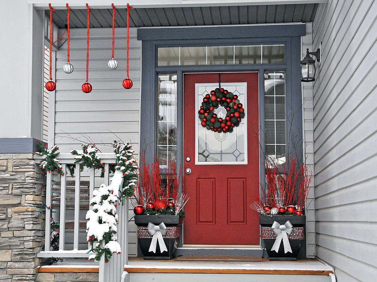 hình ảnh cận cảnh cửa vào nhà màu đỏ, treo vòng hoa Giáng sinh bắt mắt