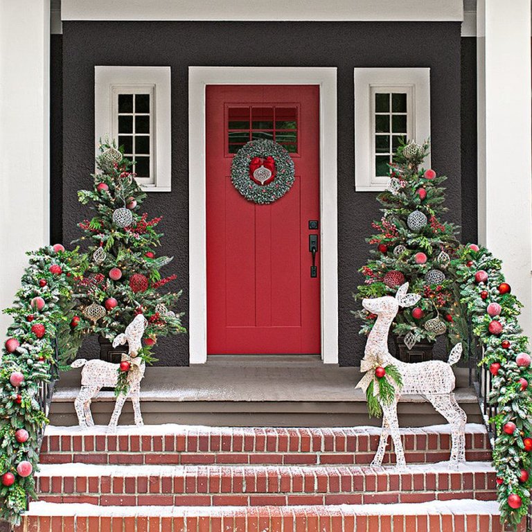 Trang trí lối vào với cửa màu đỏ, vòng hoa Noel, bộ đôi hươu