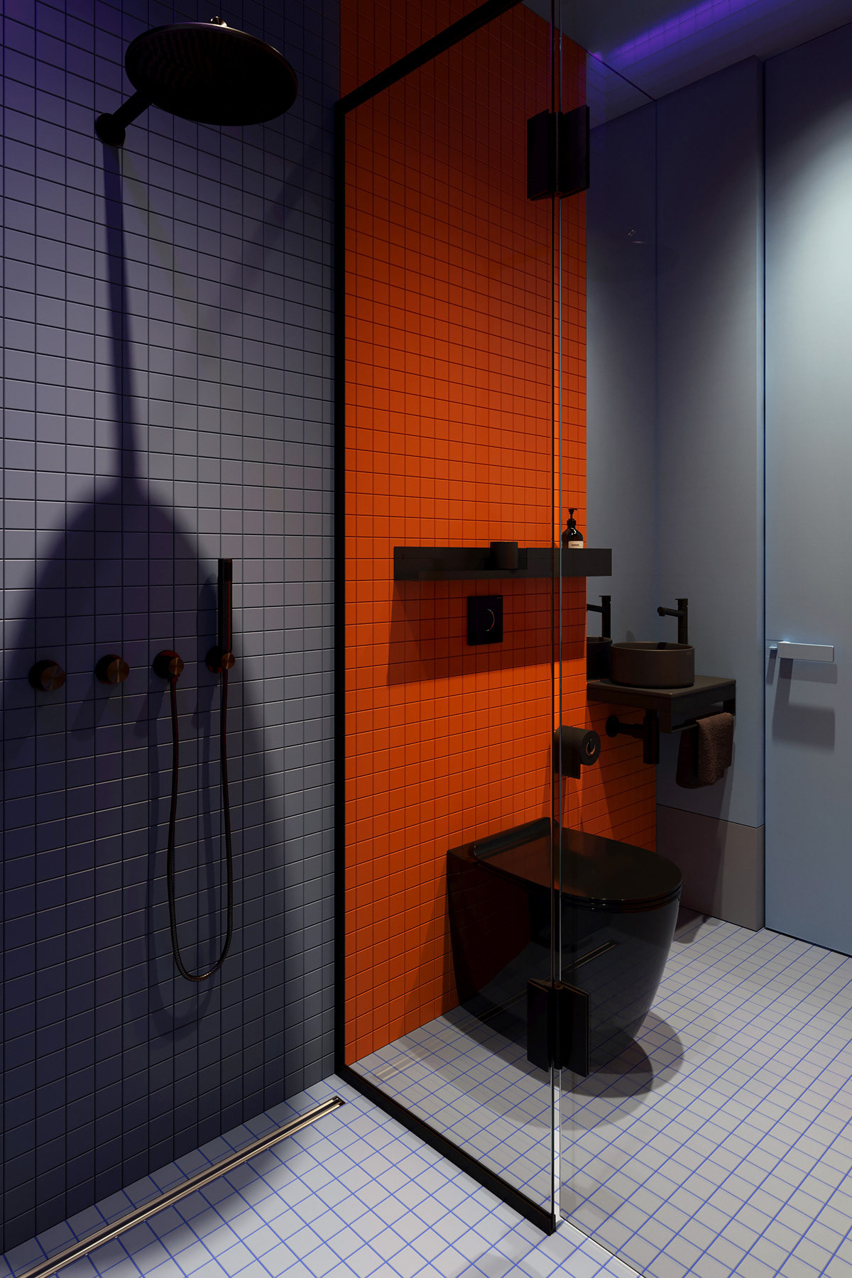 Phòng tắm căn hộ như bừng sáng với gạch màu cam đậm.