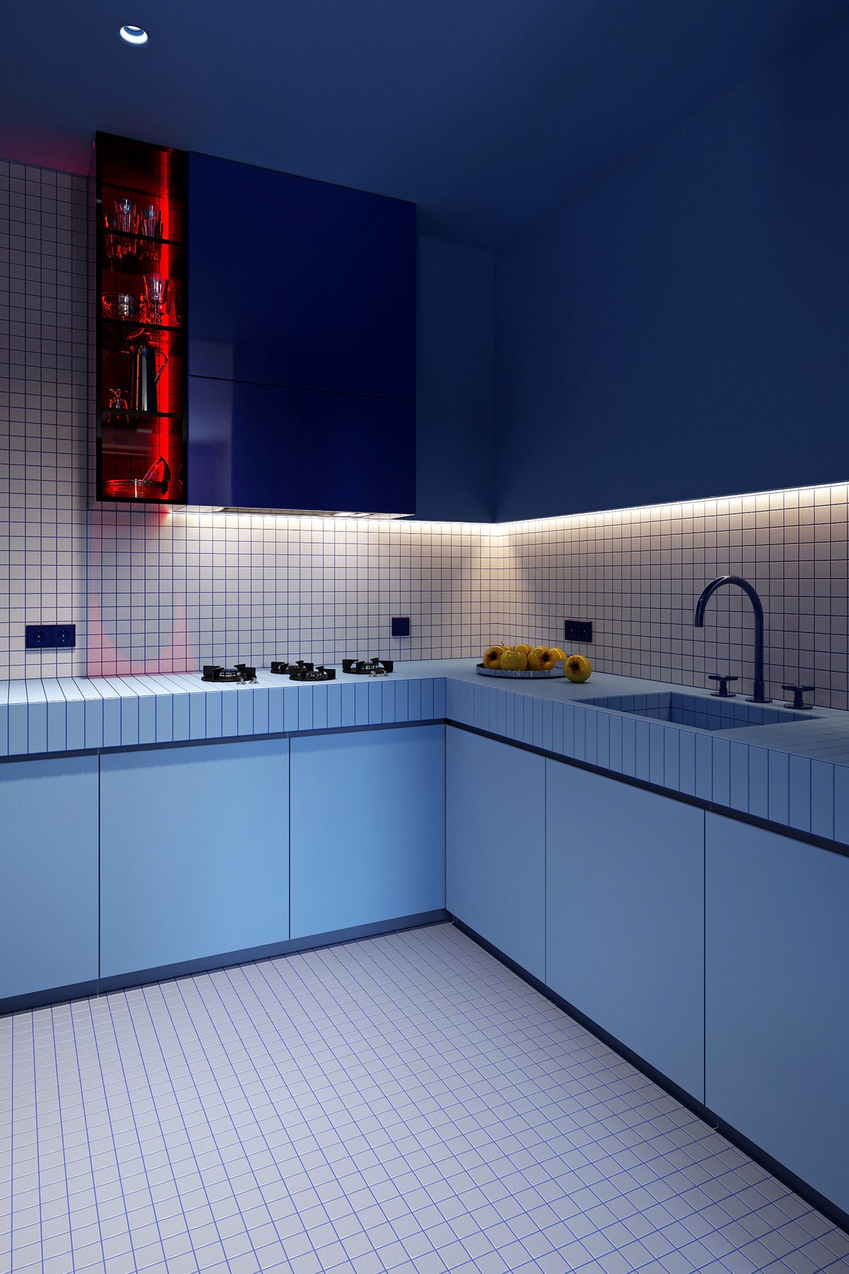 Các sắc thái khác nhau của màu xanh lam được phối kết tinh tế trong phòng bếp, tương phản với hốc tủ màu đỏ ruby ấn tượng.