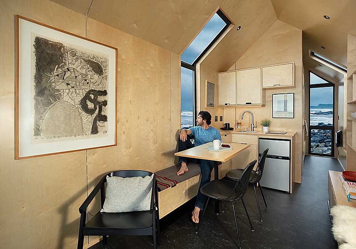 Không gian tiếp khách và nhà bếp nhỏ bên trong cabin được ốp bằng ván ép.