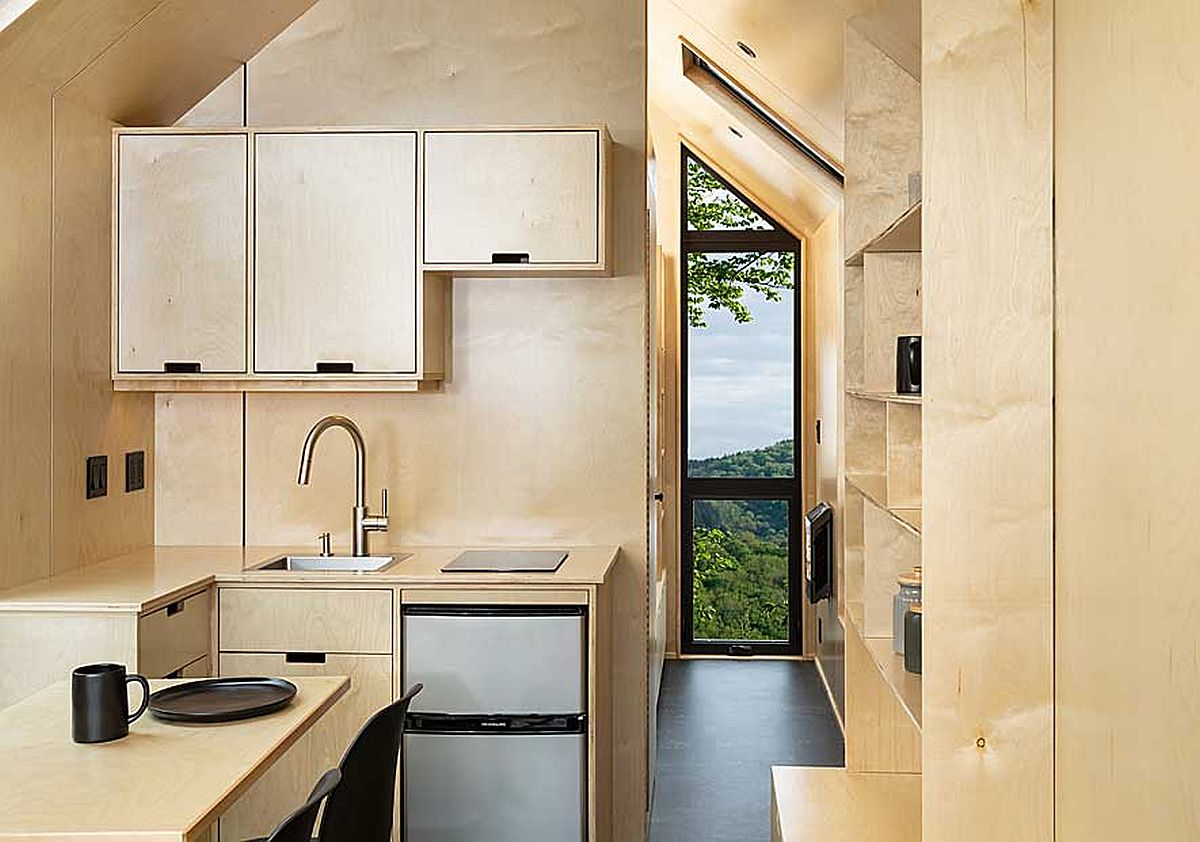 Phòng bếp phong cách và tiết kiệm không gian với nhiều tủ kệ lưu trữ thông minh.