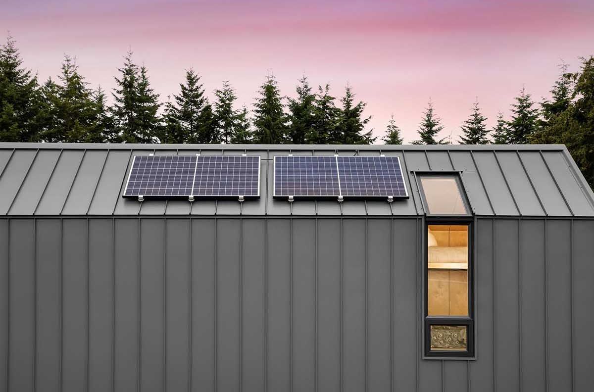 Mái nhà được lắp đặt các tấm pin mặt trời để cung cấp năng lượng cho không gian  sinh hoạt bên trong.