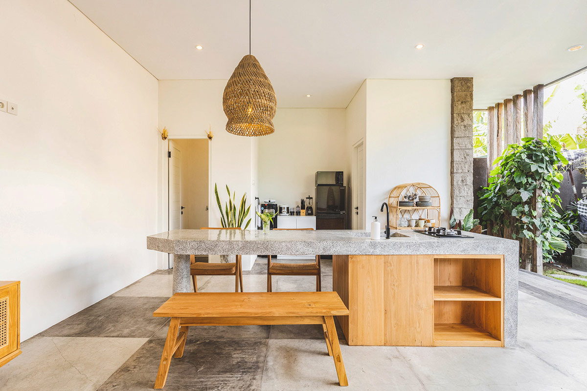 Trong phòng bếp, mặt bàn bằng đá cao cấp bao bọc đảo bếp gỗ màu sáng tạo thành không gian ăn uống thoáng đãng, ngập tràn ánh sáng tự nhiên.