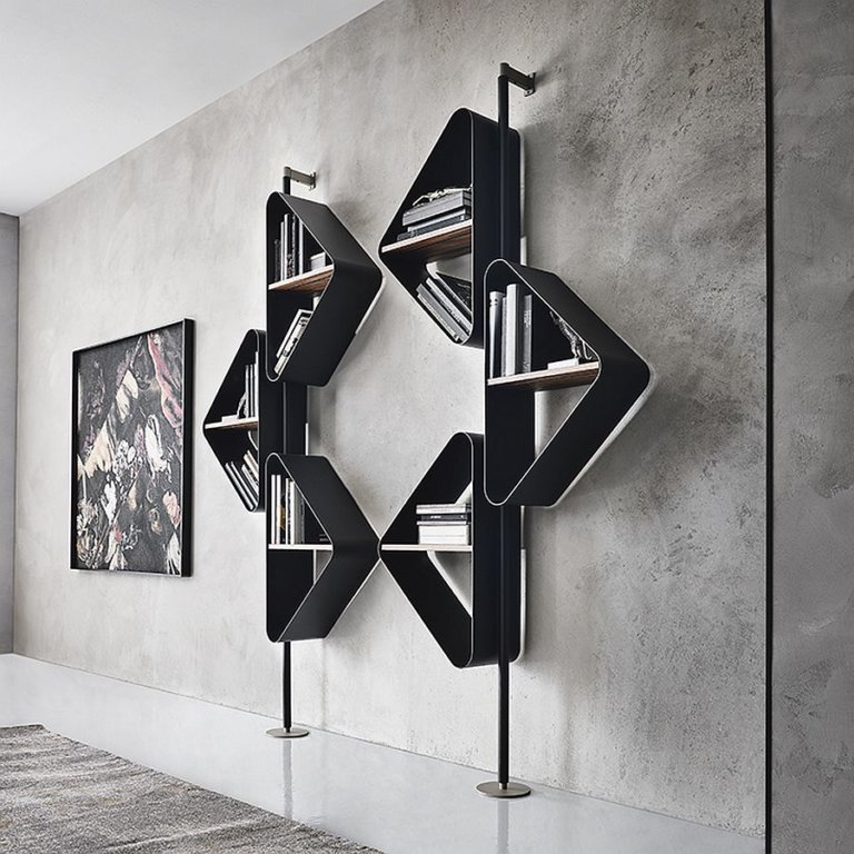 hình ảnh cận cảnh tủ sách hình tam giác gắn vào tường nhà màu xám