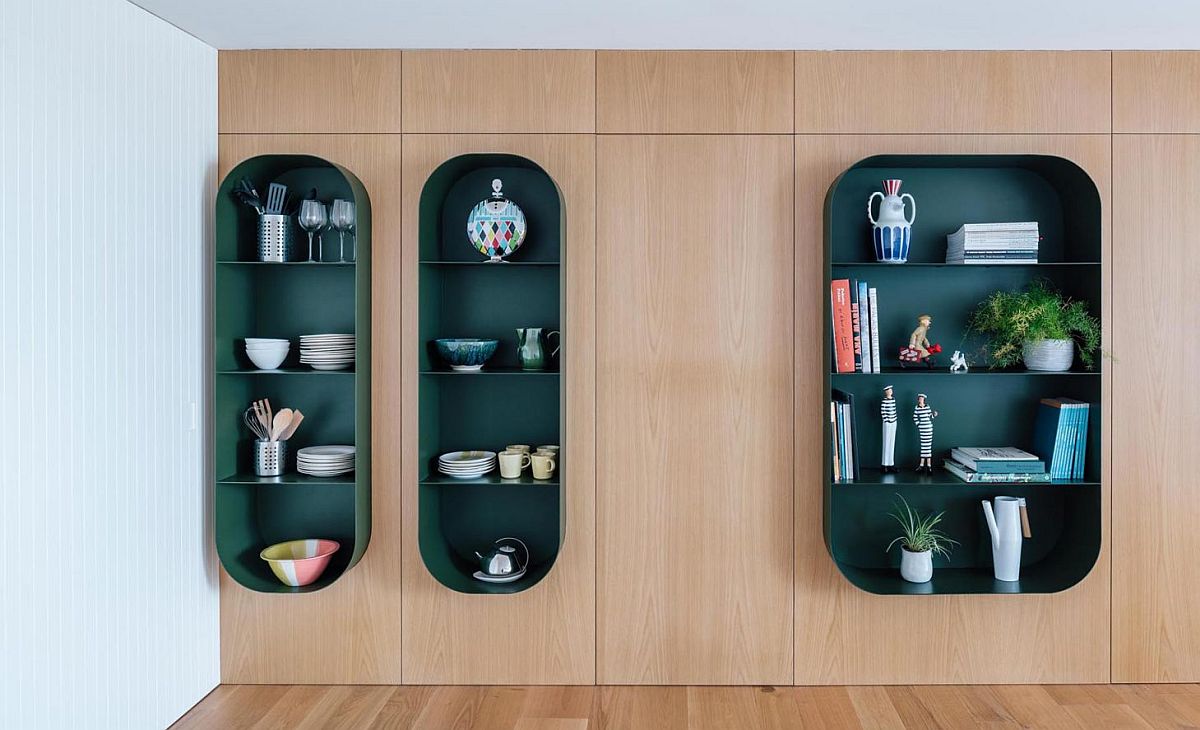 Ngoài phòng bếp, góc làm việc tại gia, bạn cũng có thể sử dụng kệ màu xanh lá đậm cho không gian tiếp khách.