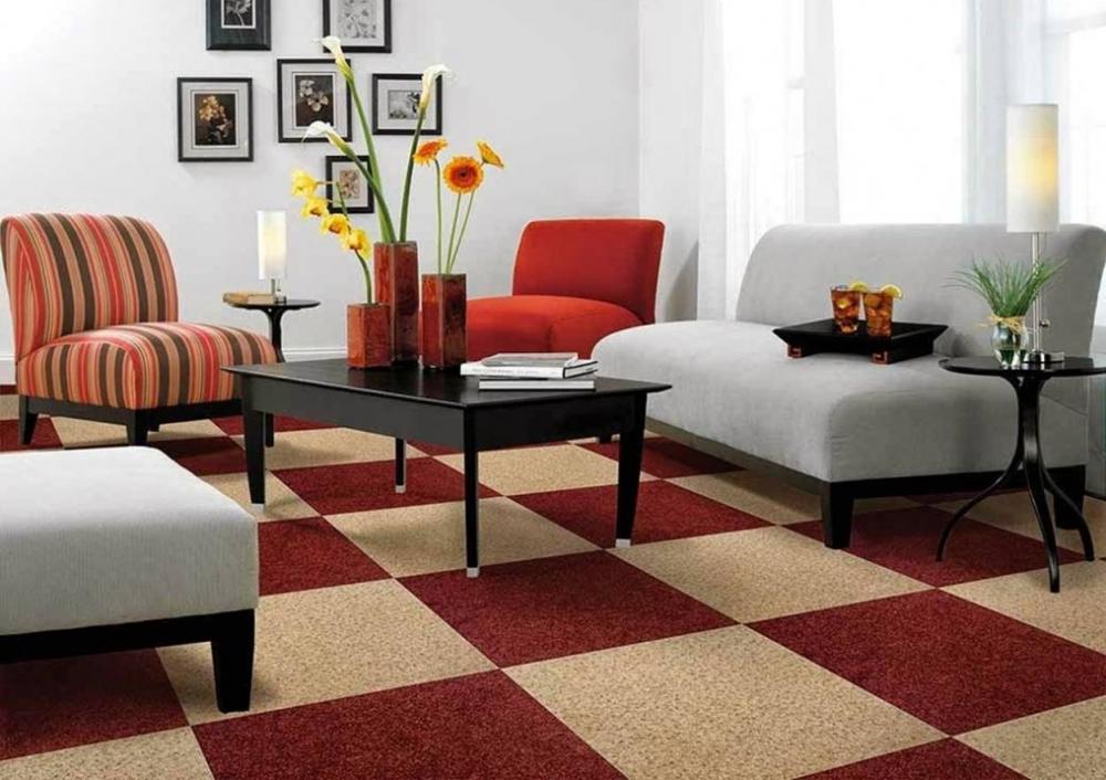 hình ảnh phòng khách với bộ ghế sofa màu ghi xám chủ đạo, thảm trải sàn kẻ caro màu kem và đỏ đô, bộ tranh đen trắng treo tường