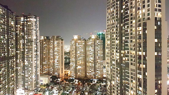 hình ảnh các tòa nhà chung cư tại TP.HCM về đêm với ánh điện sáng rực rỡ, ấm áp