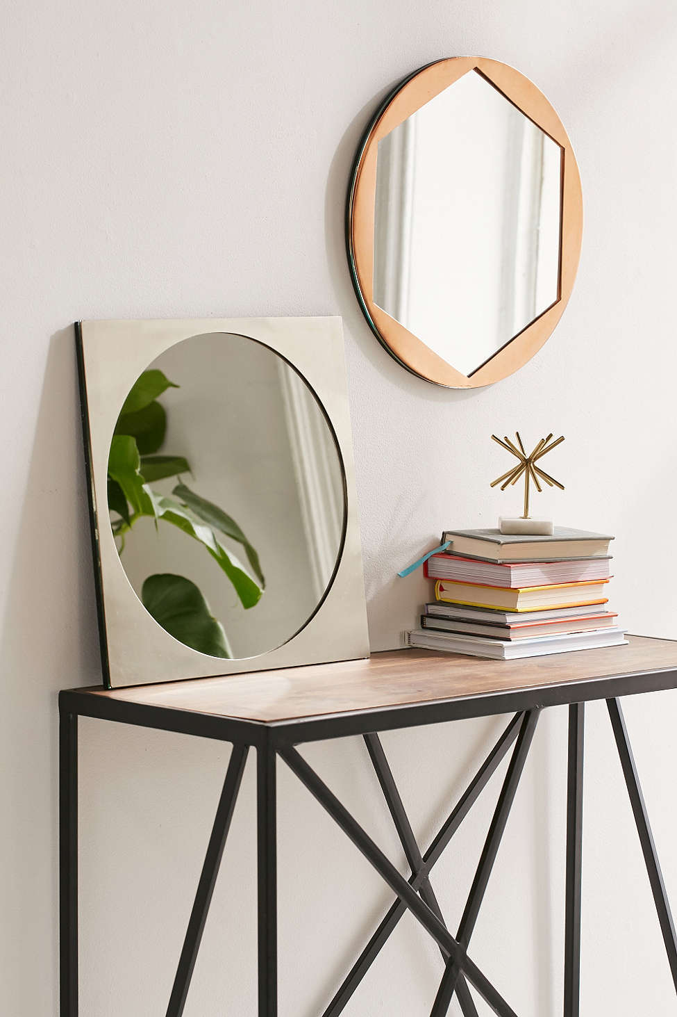 hình ảnh mẫu gương tròn đặt trên bàn dựa vào tường và gương treo tường