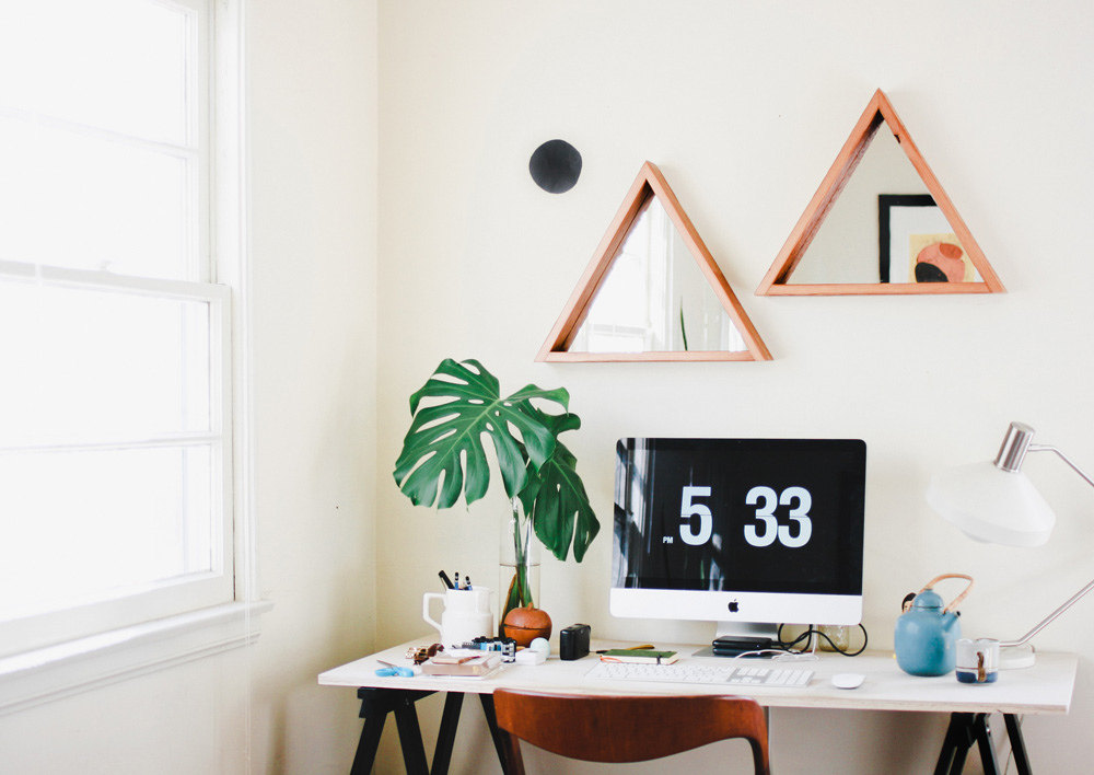 Kệ gương tam giác cũng rất phù hợp với không gian làm việc tại nhà của bạn.