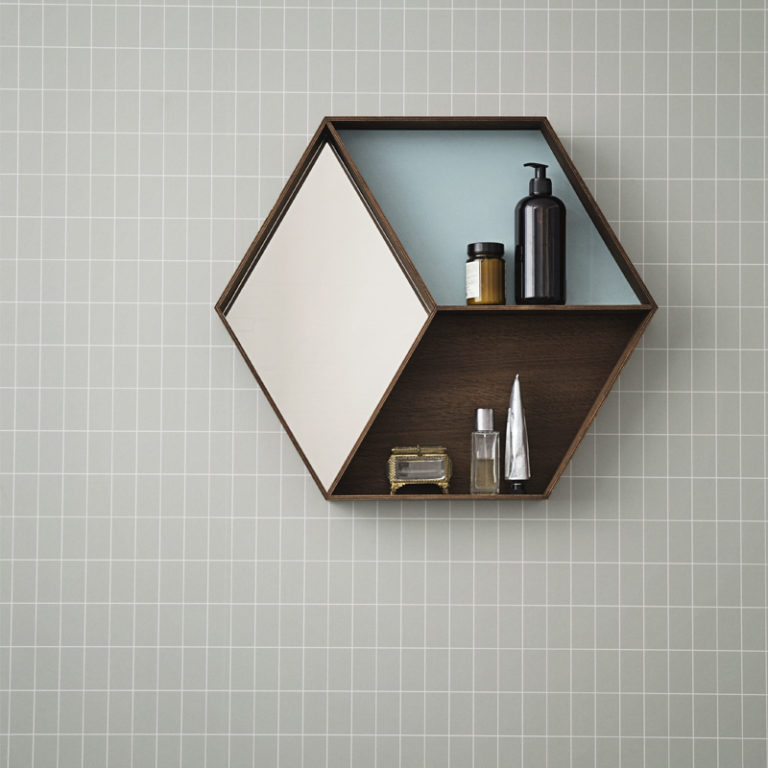Mẫu gương tích hợp với kệ đựng đồ thông minh, là lựa chọn hoàn hảo cho không gian phòng ngủ hoặc phòng tắm.