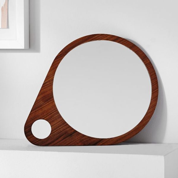 hình ảnh cận cảnh mẫu gương tròn với phần khung gỗ có lỗ tròn treo tường