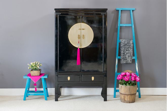 hình ảnh tủ gỗ sơn mài màu đen, ghế ngồi và thang màu xanh da trời, điểm nhấn màu hồng, vàng ánh kim 