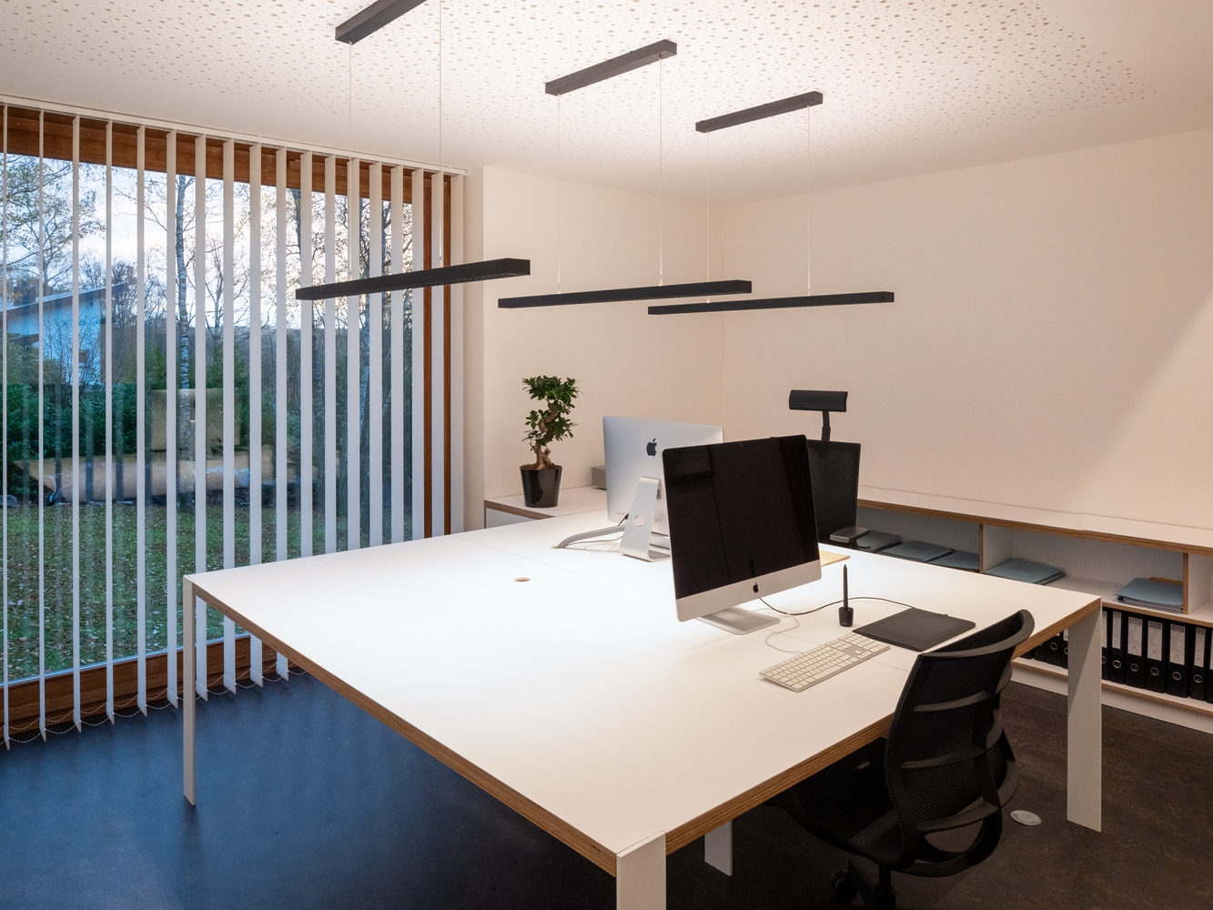 Không gian bên trong văn phòng có thiết kế hiện đại, tinh tế với khung cửa mở rộng mang đến tầm nhìn thoáng đẹp.