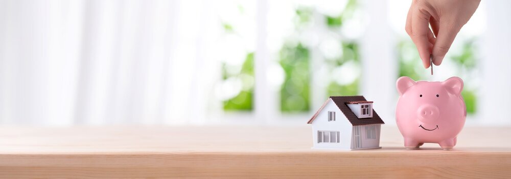 hình ảnh mô hình ngôi nhà cạnh chú lớn hồng minh họa cho đầu tư bất động sản