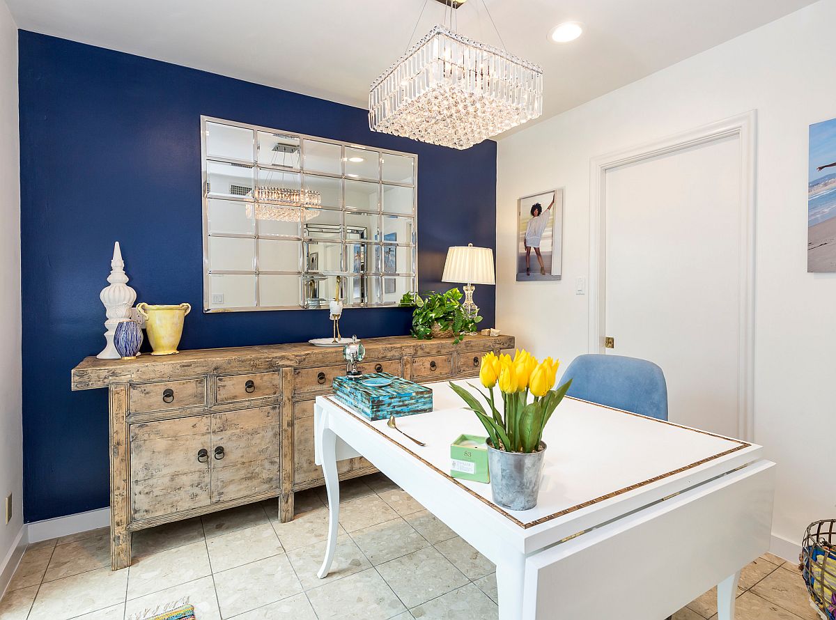Bức tường màu xanh lam rạng rỡ trở thành điểm nhấn đắt giá trong phòng làm việc tại nhà.
