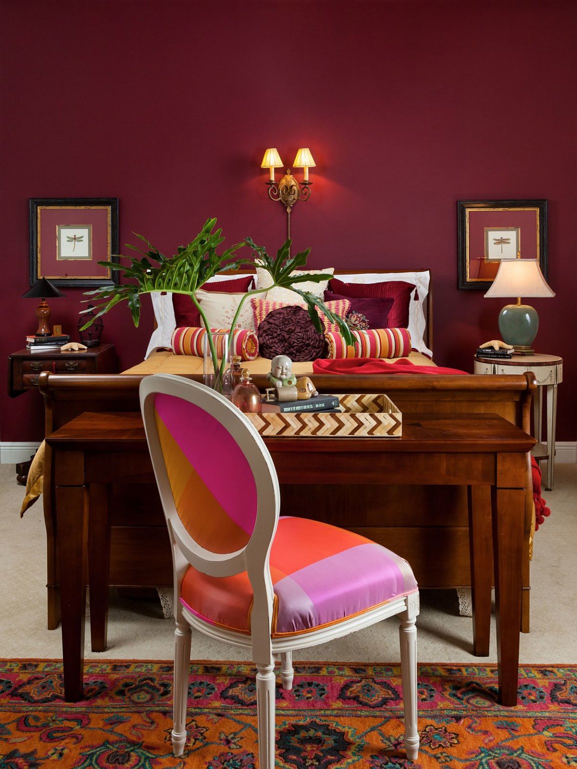 Phòng ngủ ấm áp và nổi bật với bức tường đầu giường sơn màu đỏ tía.