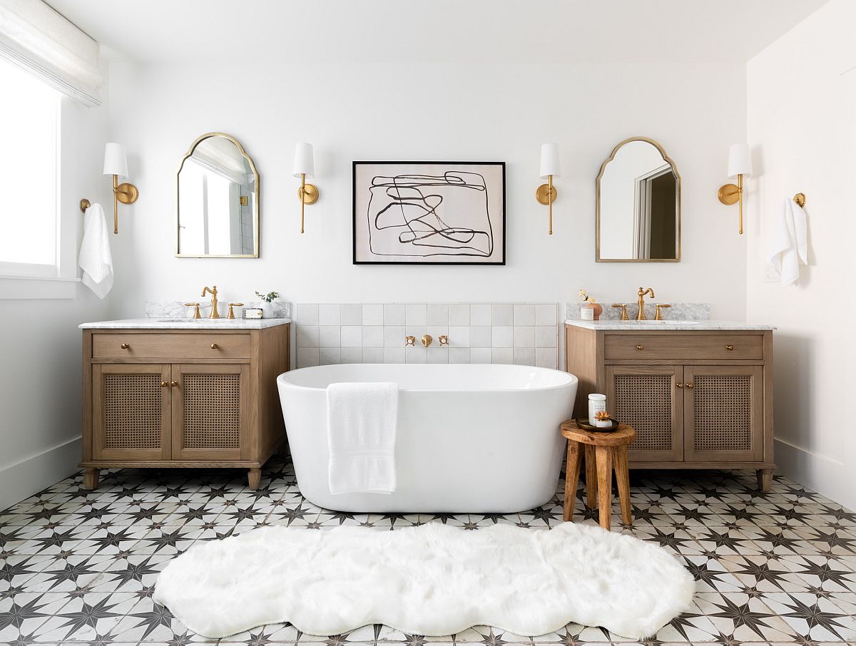 Gạch lát sàn họa tiết hình học bổ sung nét sinh động và chiều sâu cho phòng tắm phong cách Địa Trung Hải đơn giản.