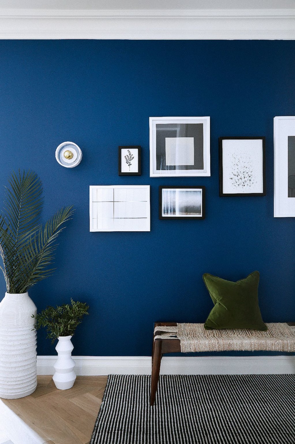 hình ảnh góc phòng khách với mảng tường màu xanh lam đậm - màu sắc trang trí nhà mùa đông