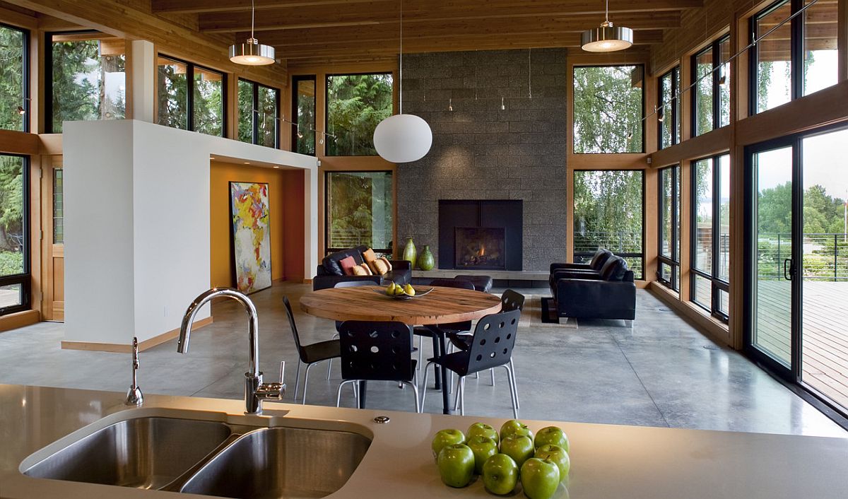 Bên trong nhà, không gian phòng khách được thiết kế liên thông với khu vực bếp nấu và phòng ăn tạo cảm giác rộng rãi hơn. 