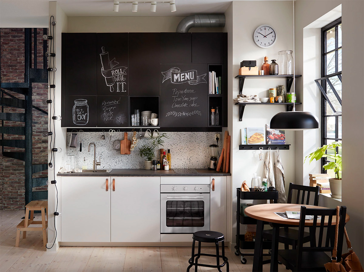 hình ảnh phòng bếp kết hợp phòng ăn cạnh cửa sổ ngập tràn ánh sáng, cửa tủ bếp trên màu đen ấn tượng