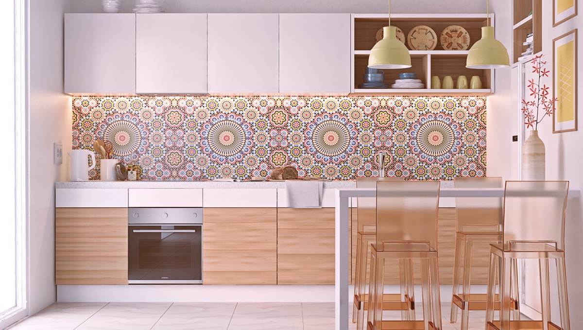 hình ảnh phòng bếp với tường chắn ốp gạch bông họa văn nổi bật, ghế ăn bằng nhựa trong suốt