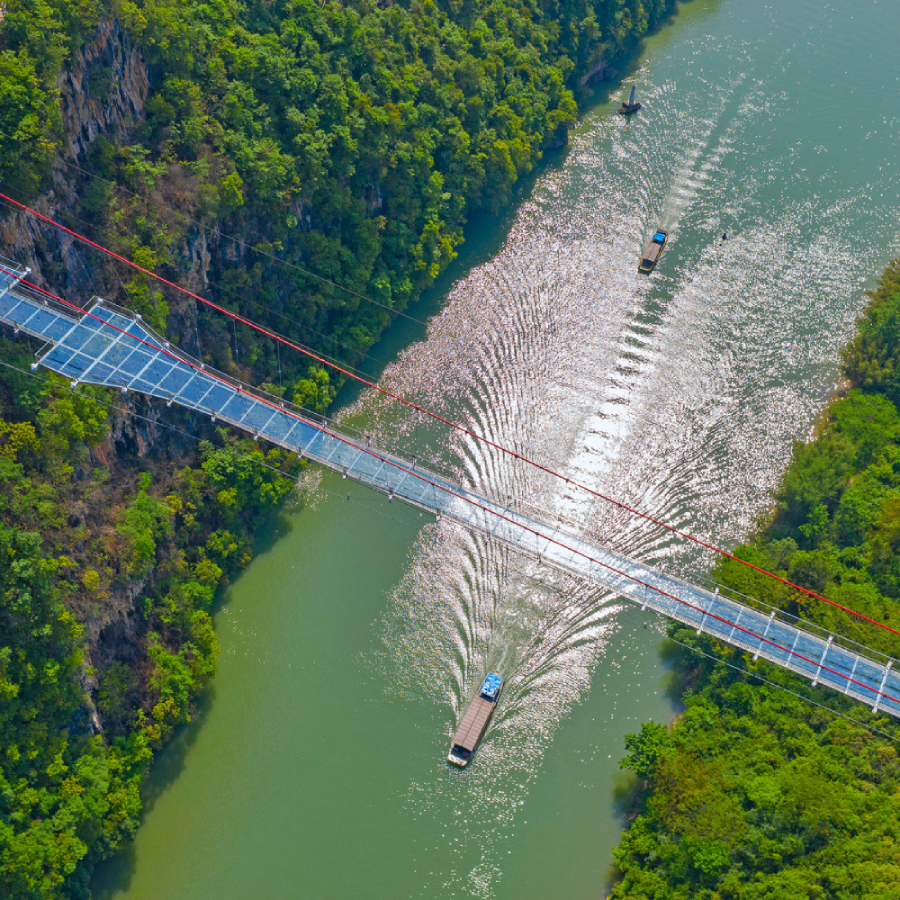 Cây cầu đáy kính dài nhất thế giới bắc qua sông Lệ Giang, tỉnh Quảng Đông, Trung Quốc.