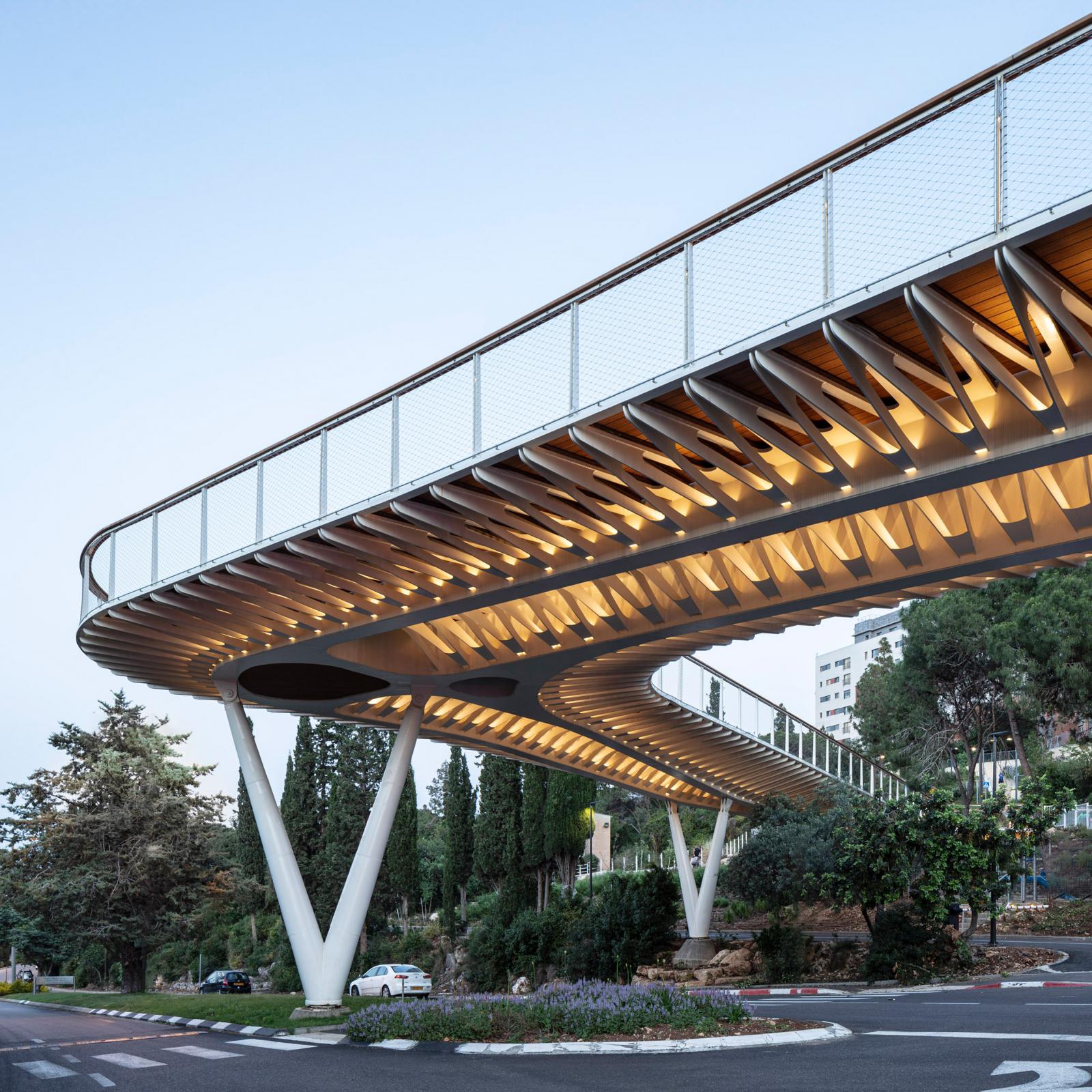 Cổng vào của Học viện Công nghệ Technion Israel được thiết kế như một cây cầu.