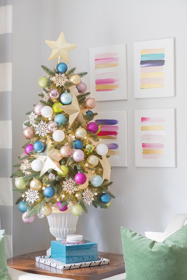 cây thông Noel mini truyền thống với những quả bóng màu sắc, ngôi sao gắn trên cùng