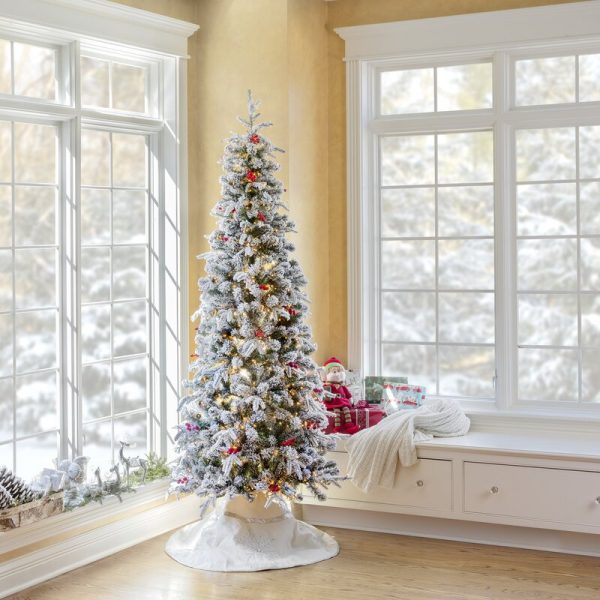 hình ảnh cây thông Noel nhân tạo phủ tuyết trắng