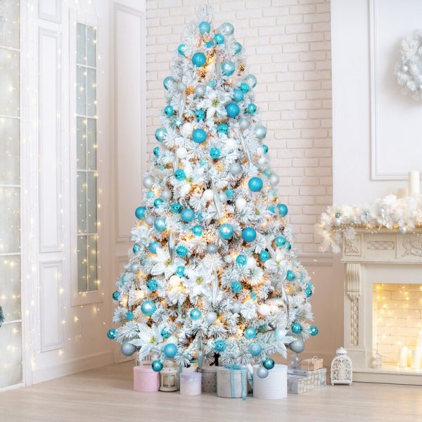 cây thông Noel nhân tạo với quả bóng màu xanh trắng