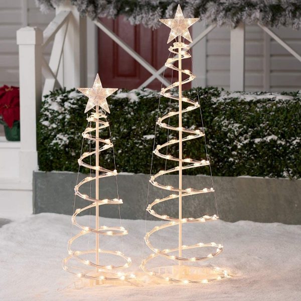 Cây thông với đèn LED ánh sáng vàng ấm áp là kiểu trang trí Noel đa năng, có thể sử dụng được cả trong nhà và ngoài trời.