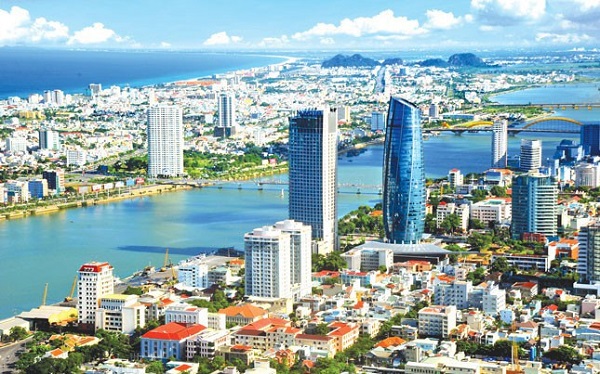 hình ảnh một góc TP.HCM nhìn từ trên cao với các tòa nhà cao tầng, khu dân cư, cây xanh dọc ven sông Sài Gòn