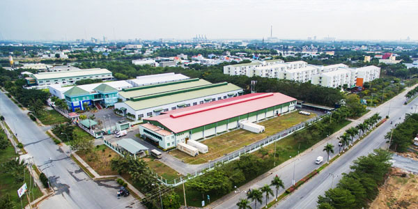 hình ảnh một khu công nghiệp nhìn từ trên cao với các nhà xưởng mái tôn, cây xanh
