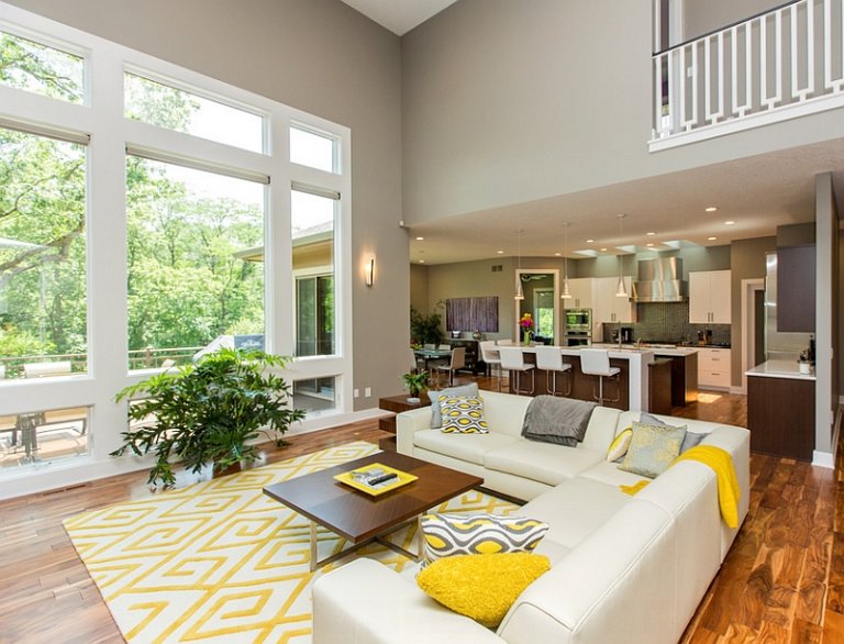 Sắc vàng rực rỡ nhấn nhá kết hợp cùng ánh sáng tự nhiên trong phòng khách hiện đại.