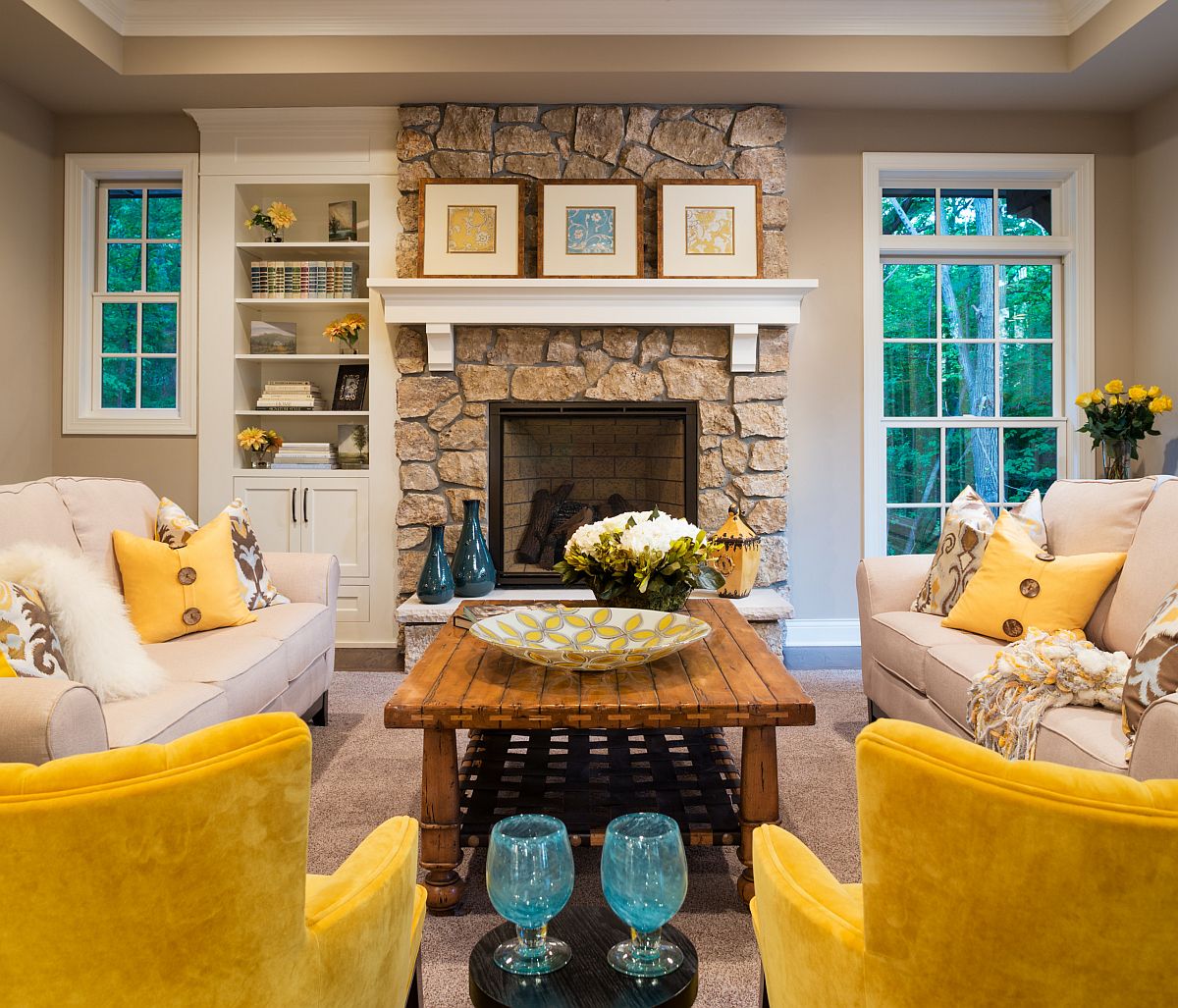 hình ảnh phòng khách nổi bật với ghế ngồi màu vàng rực rỡ