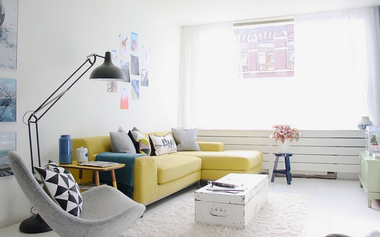 Thêm chiếc ghế sofa màu vàng rực rỡ đó vào phòng khách tông màu trung tính để tạo điểm nhấn ấn tượng ngay lập tức.
