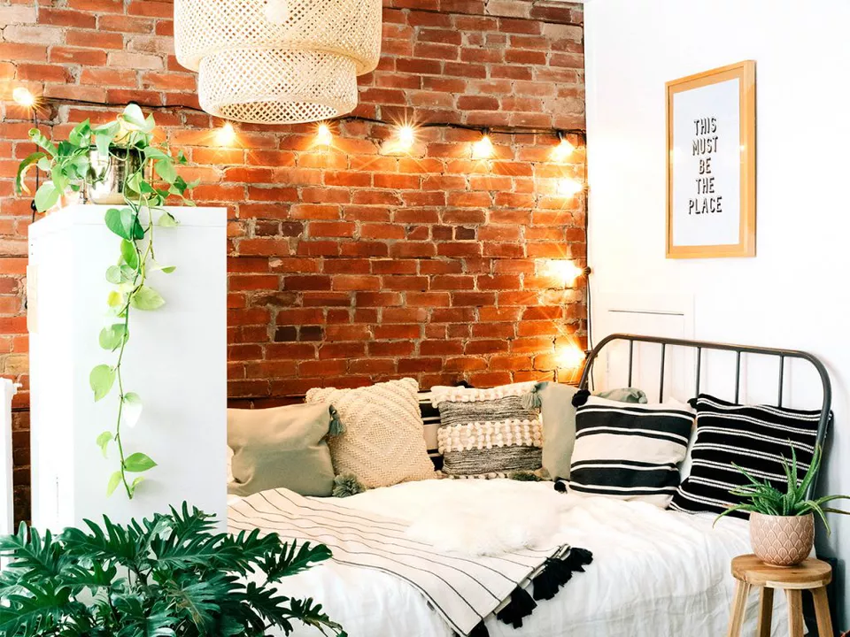 Tường gạch nung đỏ kết hợp cùng đèn ánh sáng vàng tạo bầu không khí ấm áp, lãng mạn cho không gian ngủ nghỉ của bạn.