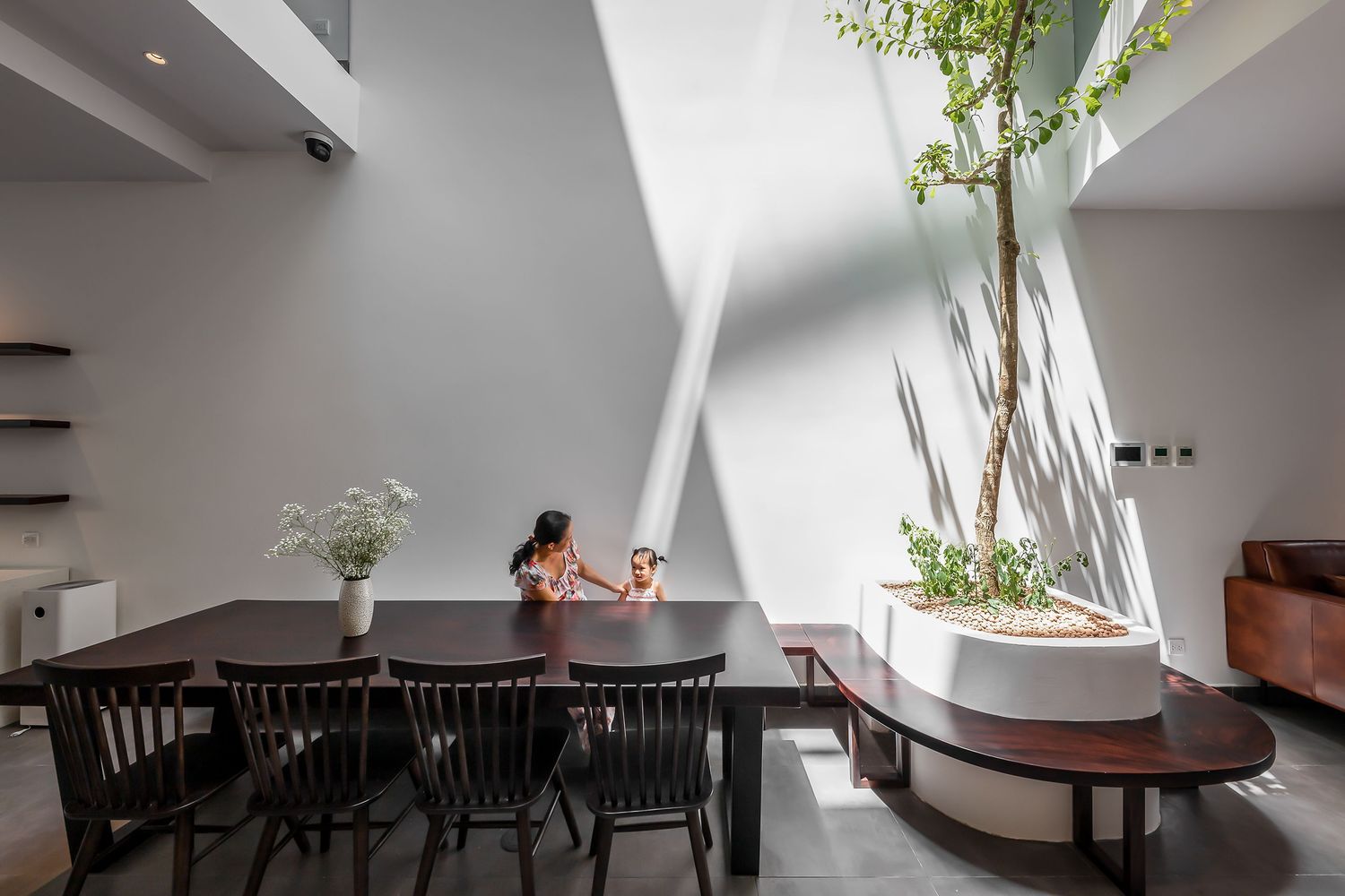 Phòng ăn đặt cạnh thông tầng thoáng sáng, tạo cảm giác thư thái cho người dùng bữa.