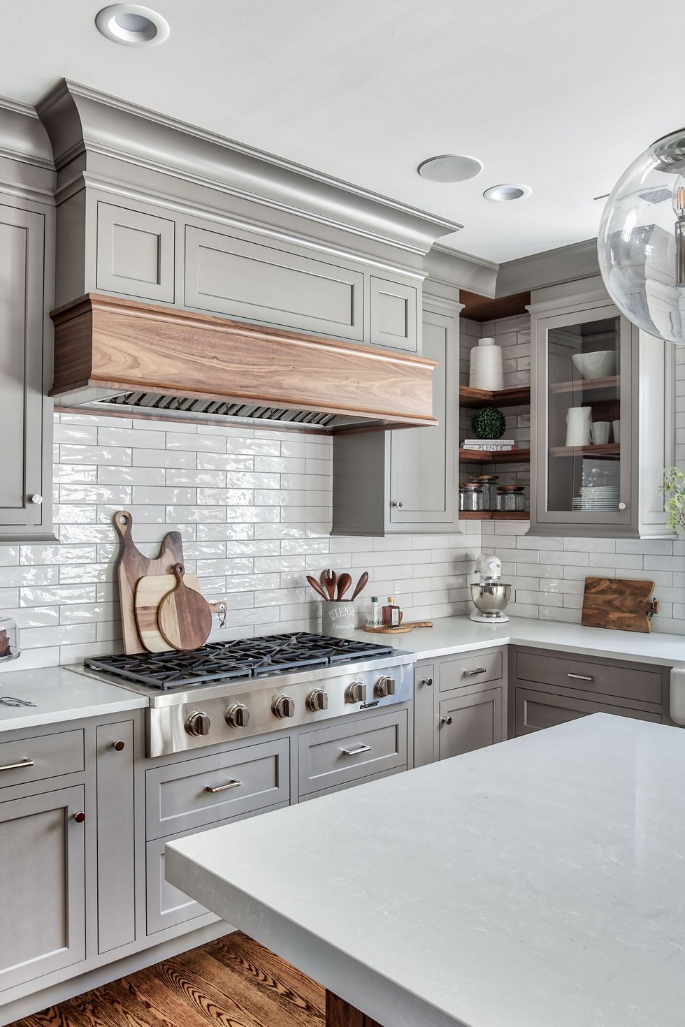 hình ảnh phòng bếp màu xám trắng chủ đạo với hệ tủ bếp có tay nắm bền đẹp