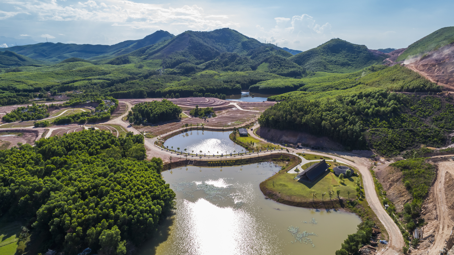Công trình tre tọa lạc trong khuôn viên Hương An Viên, như hòa lẫn vào khung cảnh  ​thiên nhiên rộng lớn.