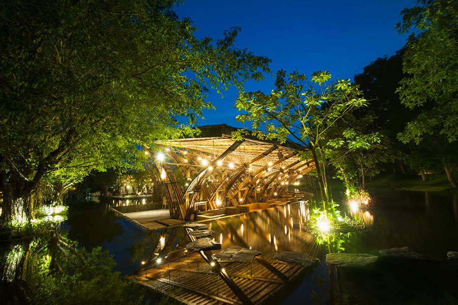 Nhà hàng tre được bao bọc bởi cây xanh, mặt nước, mang lại cho khách hàng những trải nghiệm ấn tượng, được hòa mình vào thiên nhiên.