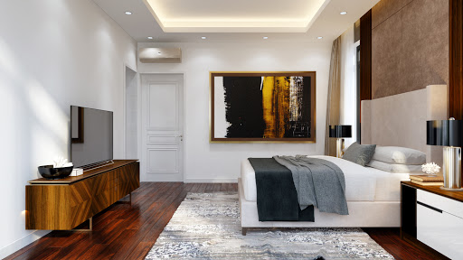 Phòng ngủ master khá rộng rãi với sàn lát gỗ màu cánh gián ấm áp, giúp gia tăng chiều sâu cho căn phòng, đồng thời làm nền cho nội thất màu trăng sáng nổi bật hơn.