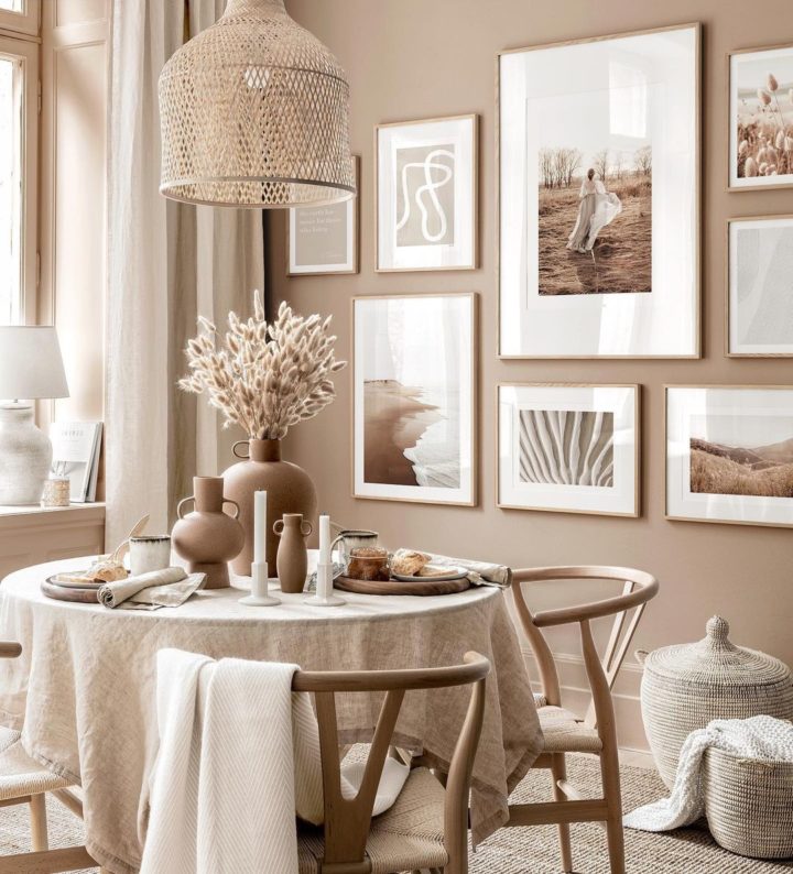 Phòng ăn với bức tường nâu nhạt màu be và bàn tròn