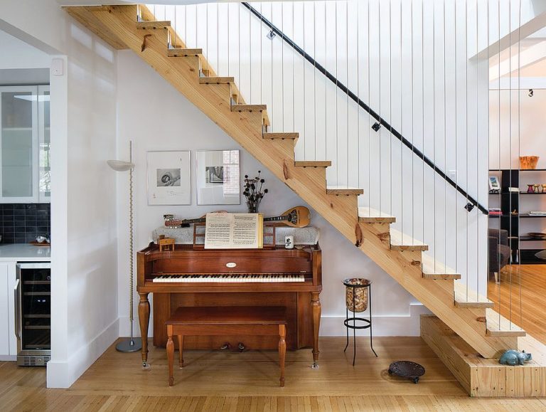 Góc giải trí với đàn piano được bài trí gọn đẹp dưới gầm cầu thang.